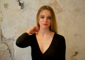 blond couleur qui booste votre confiance au travail